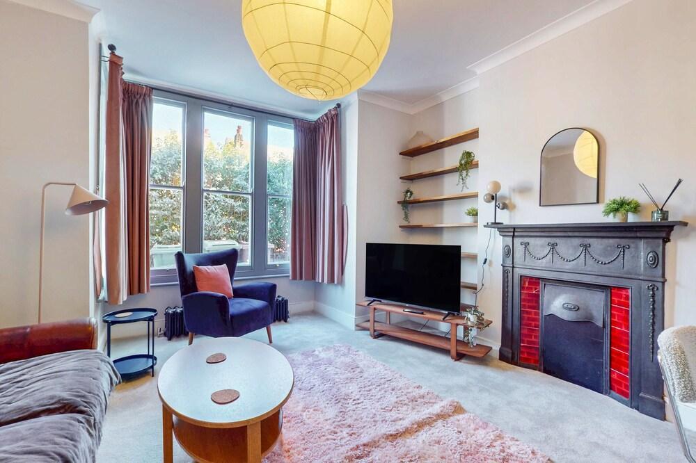 Bright 1-Bedroom Flat with Great Transport Links - Tap to explore photos