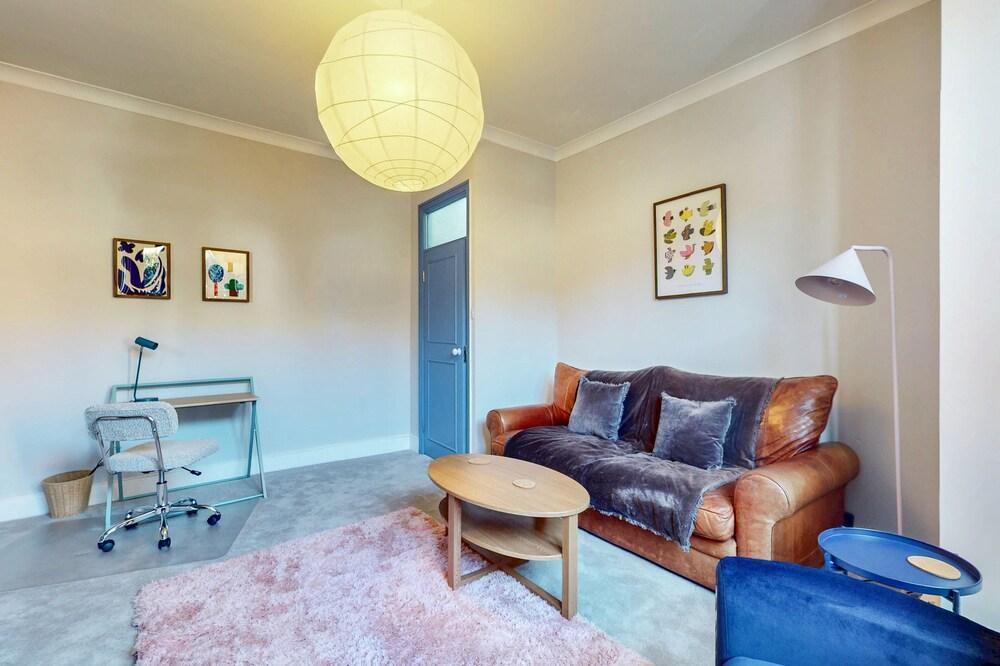 Bright 1-Bedroom Flat  with Great Transport Links