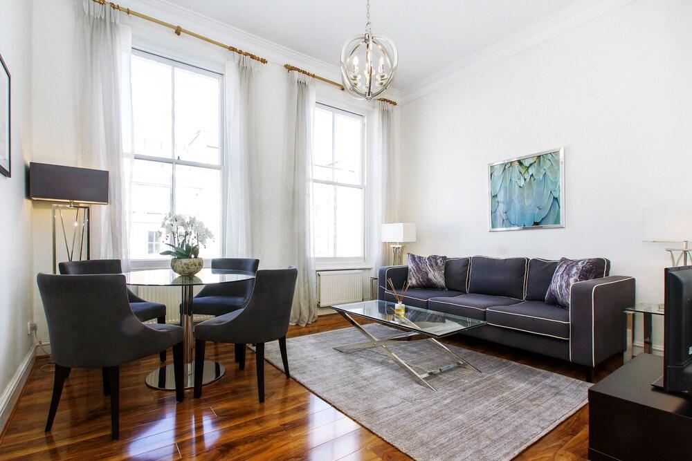 Bright and spacious Kensington apartment - Tap to explore photos