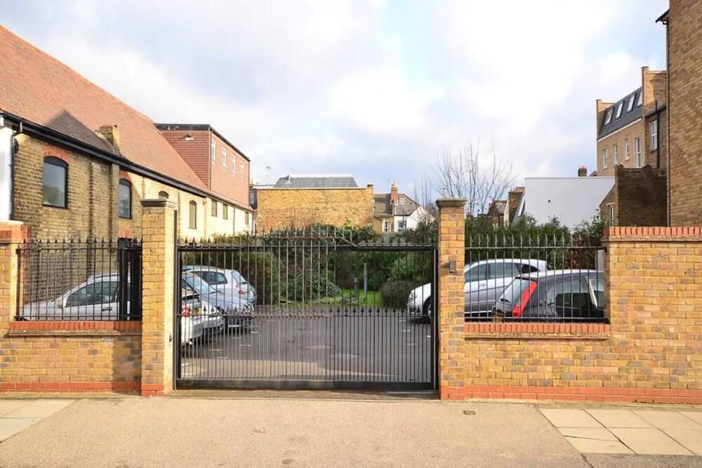 Burleigh Lodge - near Wimbledon