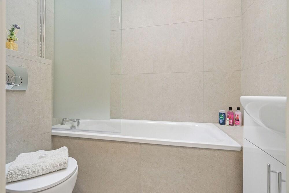 Bright 2BR Near Hyde Park Gardens With Washer - Tap to explore photos