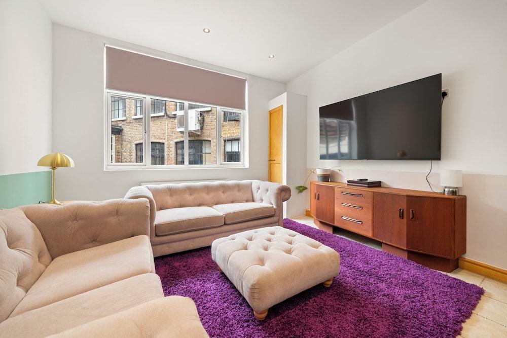 Bright & Spacious 2-Bedroom in Shoreditch - Tap to explore photos