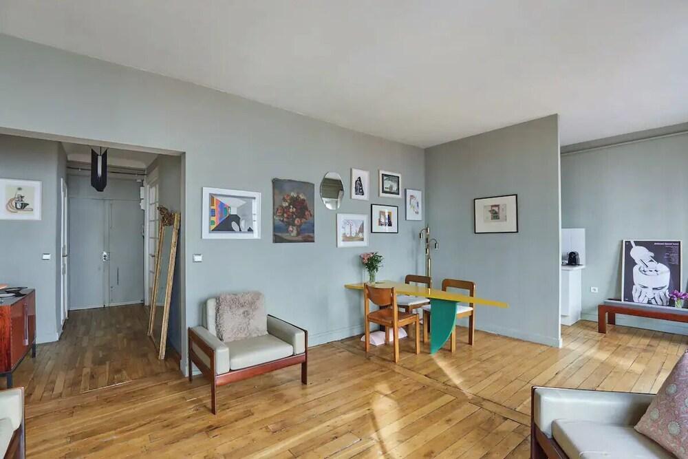 Charming 1-bedroom next to rue des Martyrs - Tap to explore photos