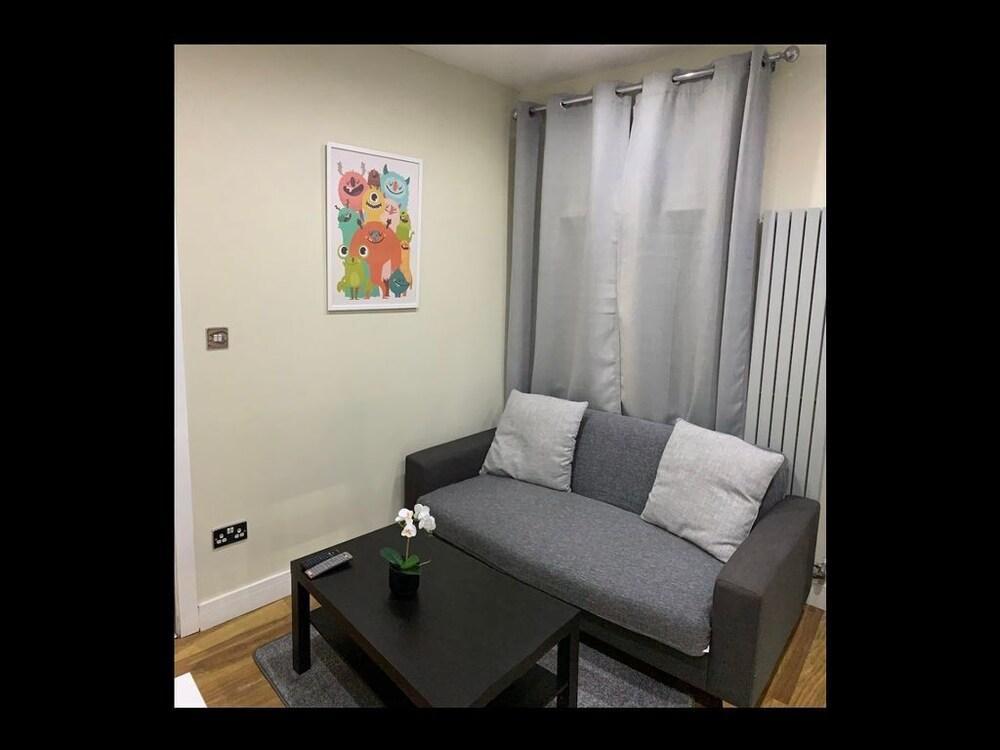 Charming 2 bedroom flat in Plumstead - Tap to explore photos