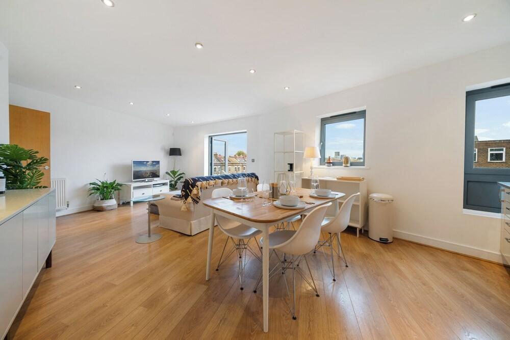 Charming and Light Modern Flat with London Views - Tap to explore photos