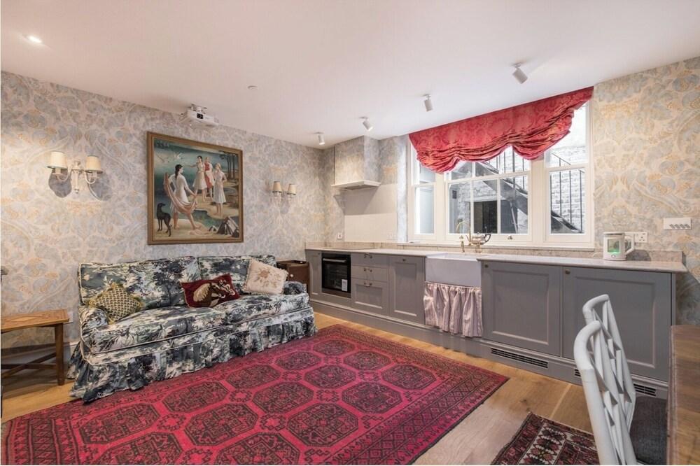 Central 2 bedroom/1 bathroom flat with private garden - Tap to explore photos
