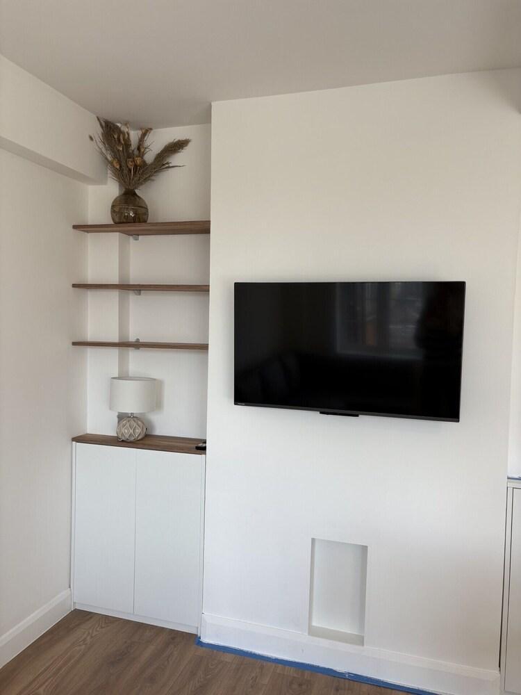 Central modern 1BR - Just Renovated - Tap to explore photos