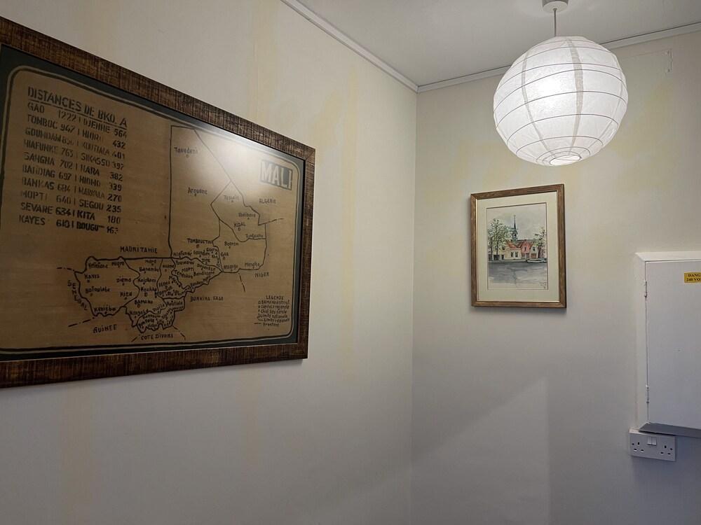 Central London Apartment Sleeps 6 - Tap to explore photos