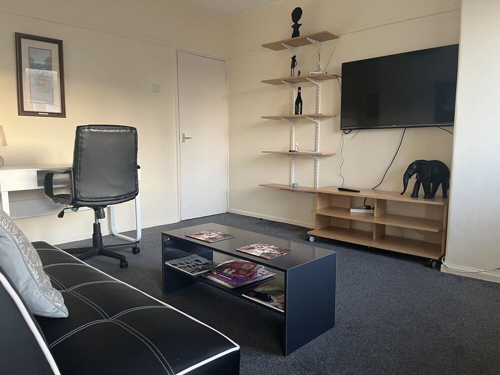 Central London Apartment Sleeps 6 - Tap to explore photos
