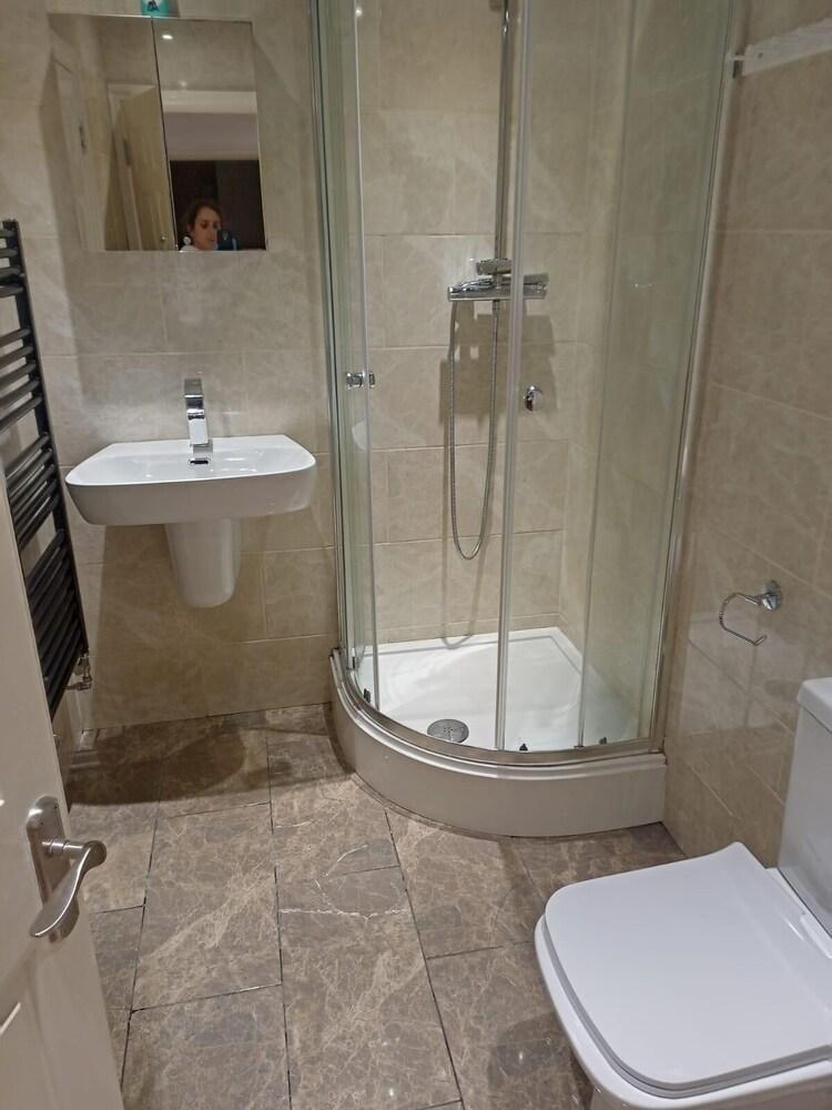 Central London Apartment - Tap to explore photos