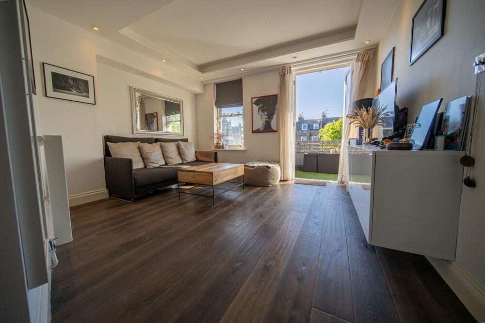 Central Notting Hill Light filled apartment with terrace - Tap to explore photos
