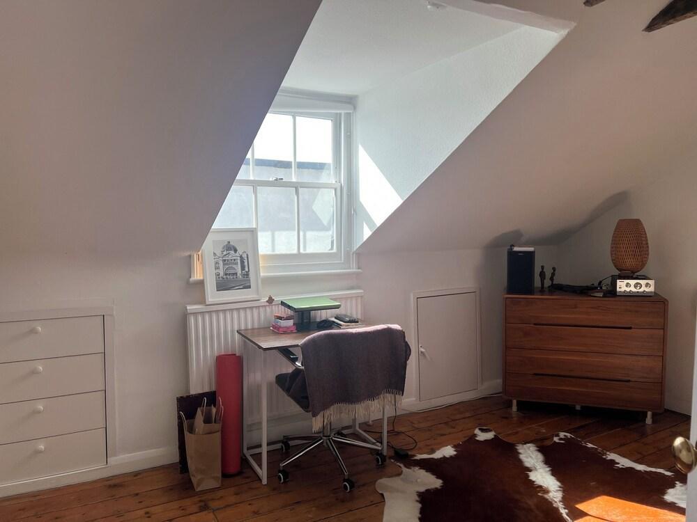 Central London Two Storey Flat - Tap to explore photos
