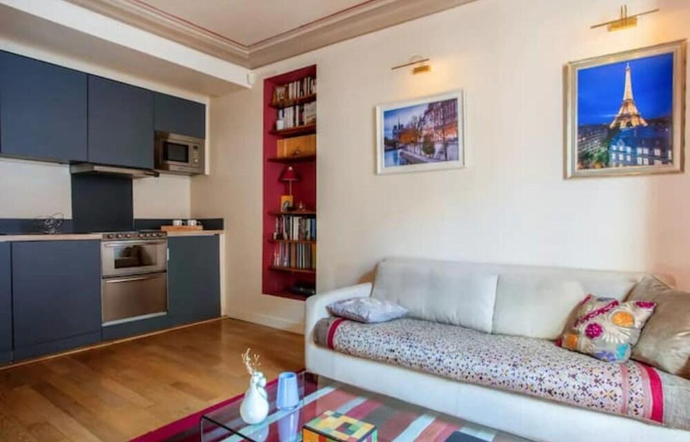Champs Elysées - Arc de Triomphe. Elegant, quiet, air-conditioned apartment - Tap to explore photos