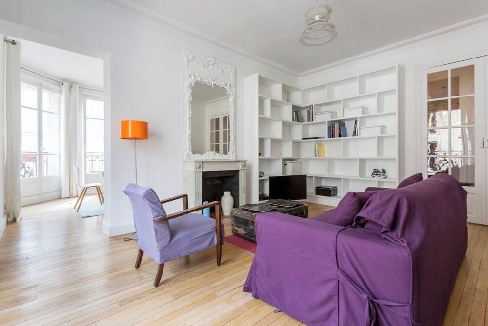 Charming apartment St Germain - Tap to explore photos