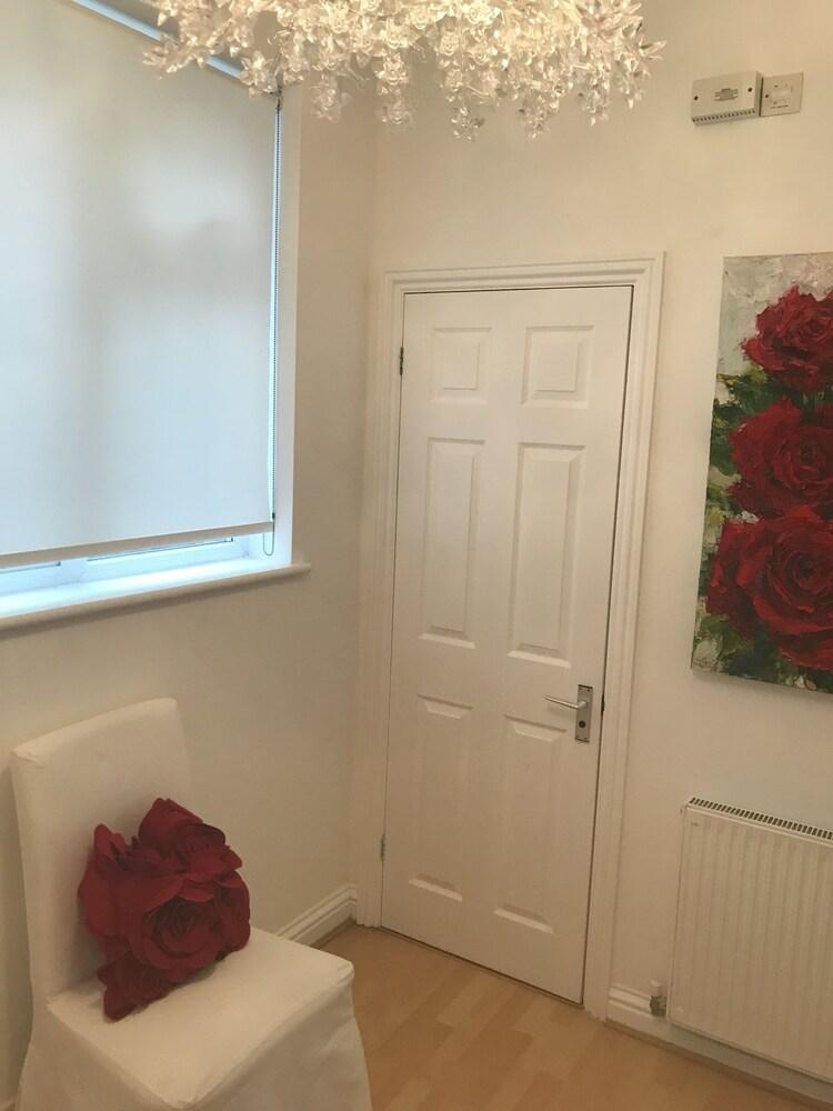 Centrally located Garden Flat - Tap to explore photos
