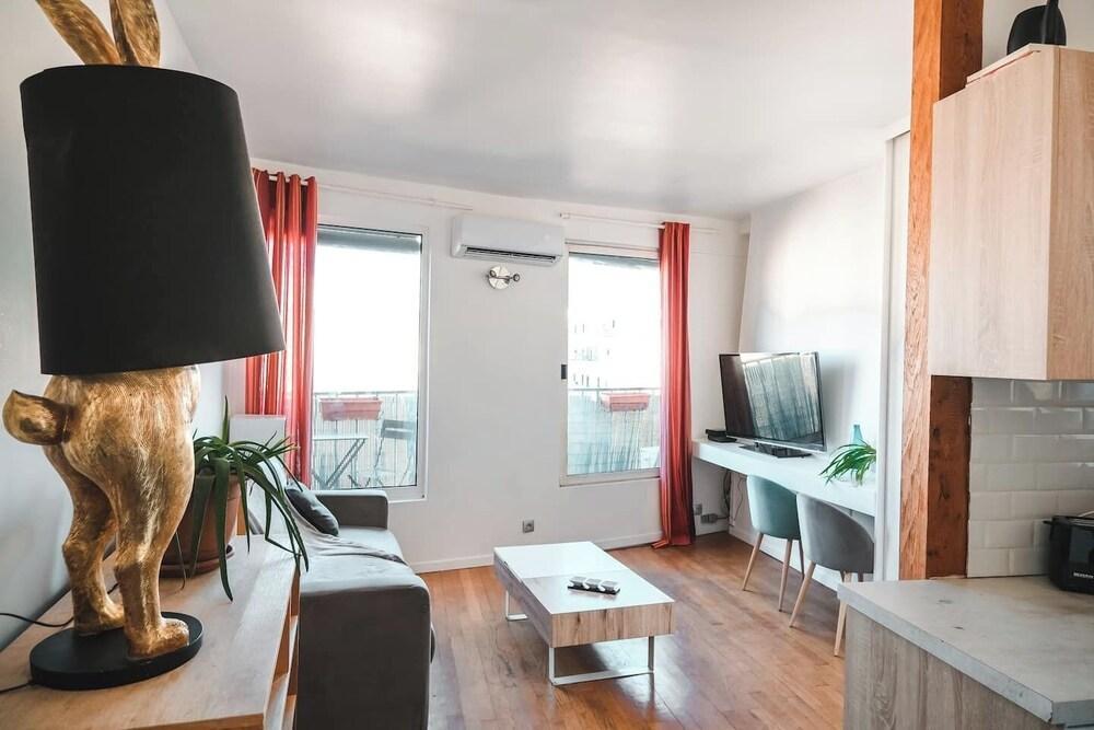 Central Paris, lovely bright studio with terrace - Tap to explore photos