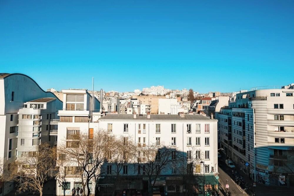 Central Paris, lovely bright studio with terrace
