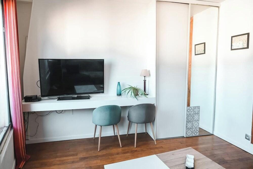 Central Paris, lovely bright studio with terrace - Tap to explore photos