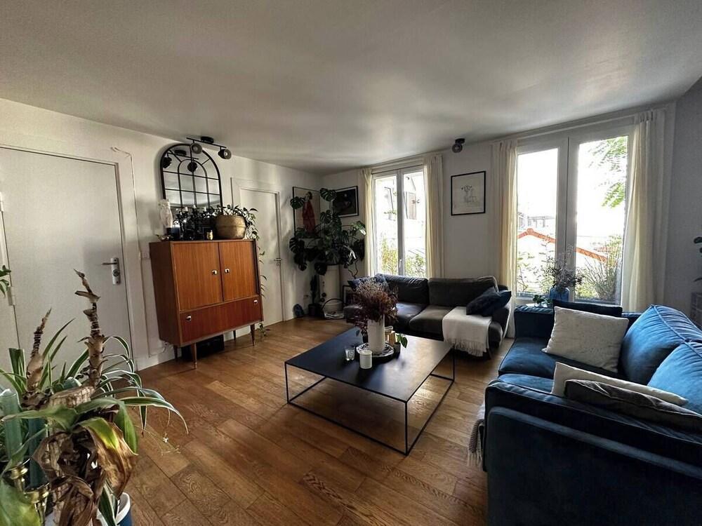 Charming Parisian Apartment - Tap to explore photos