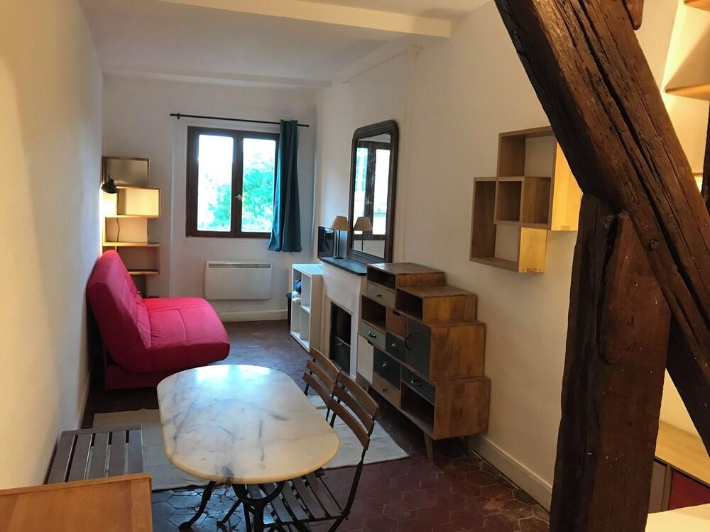 Charming studio 2 steps from Notre-Dame - Tap to explore photos