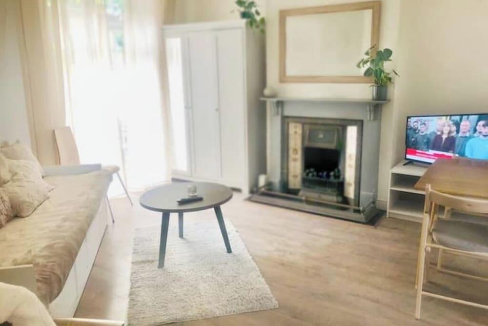 Chic 2 BR Central London - Battersea - Tap to explore photos