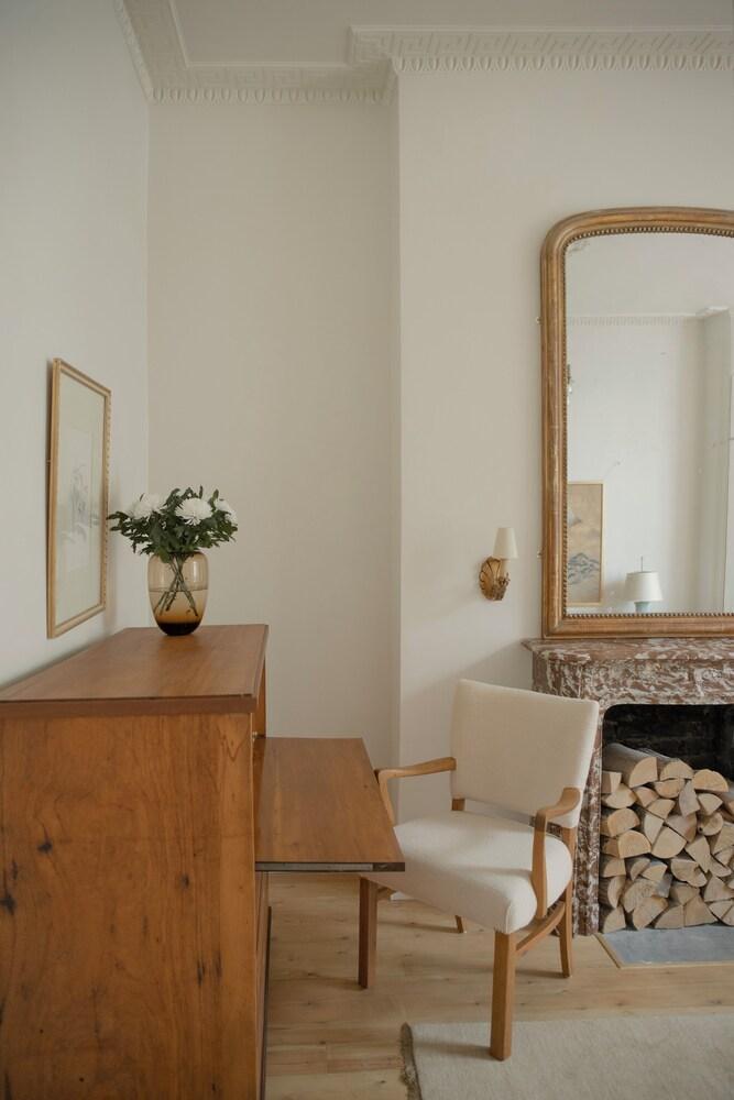 Chic Apartment in Central London's Core - Tap to explore photos
