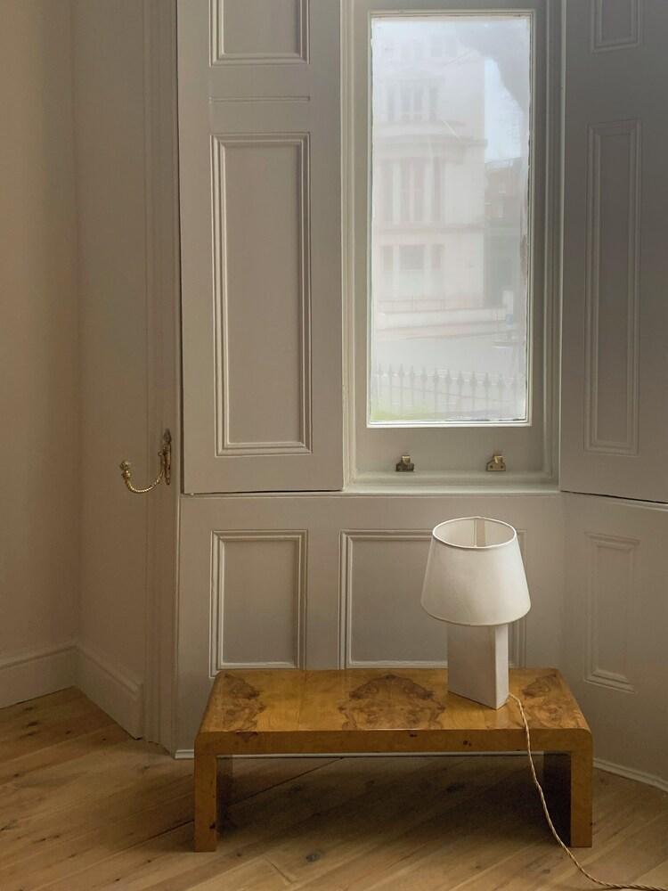Chic Apartment in Central London's Core - Tap to explore photos