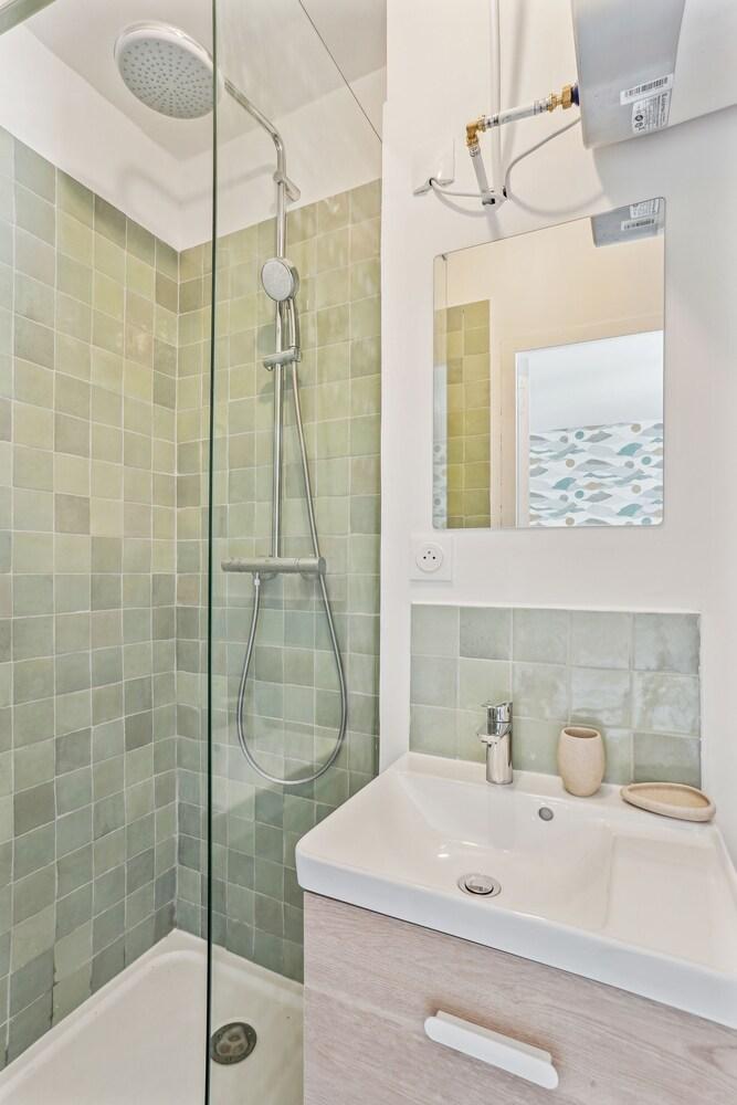 Charming Studio - Tap to explore photos
