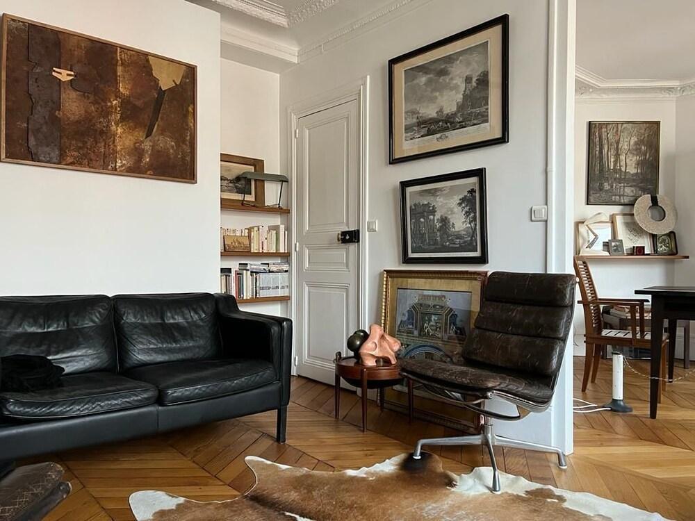 Charming apartment place des Vosges - Tap to explore photos