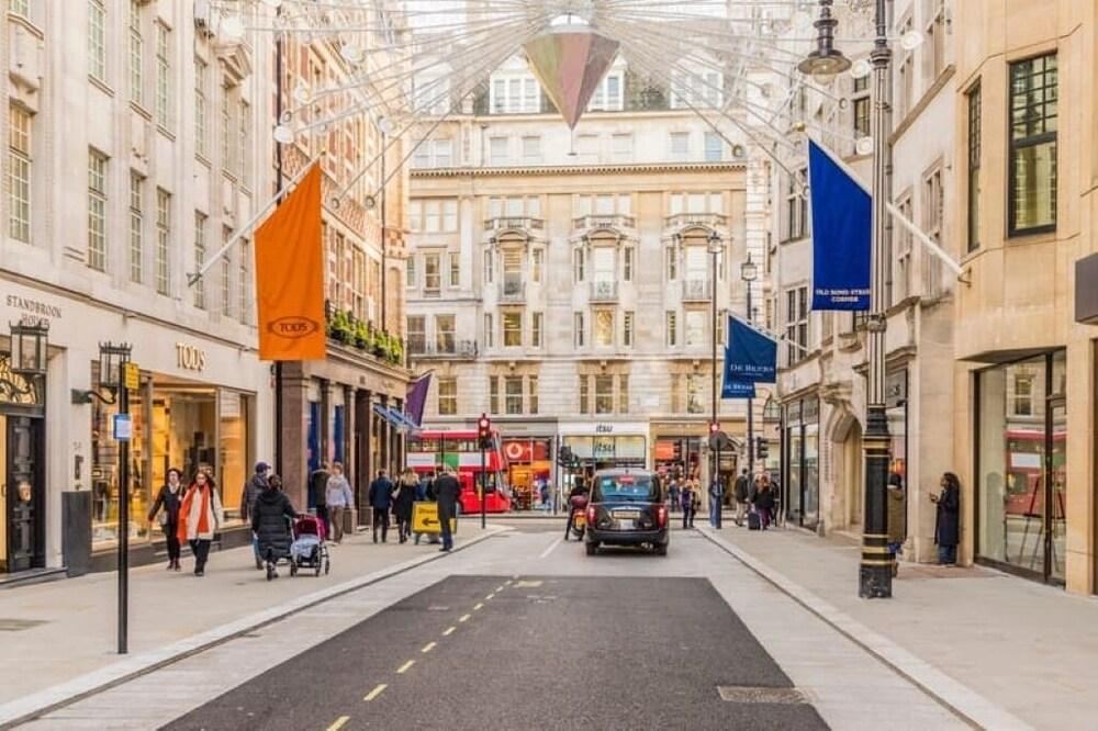 Chic Mayfair Flat with AC & Lift