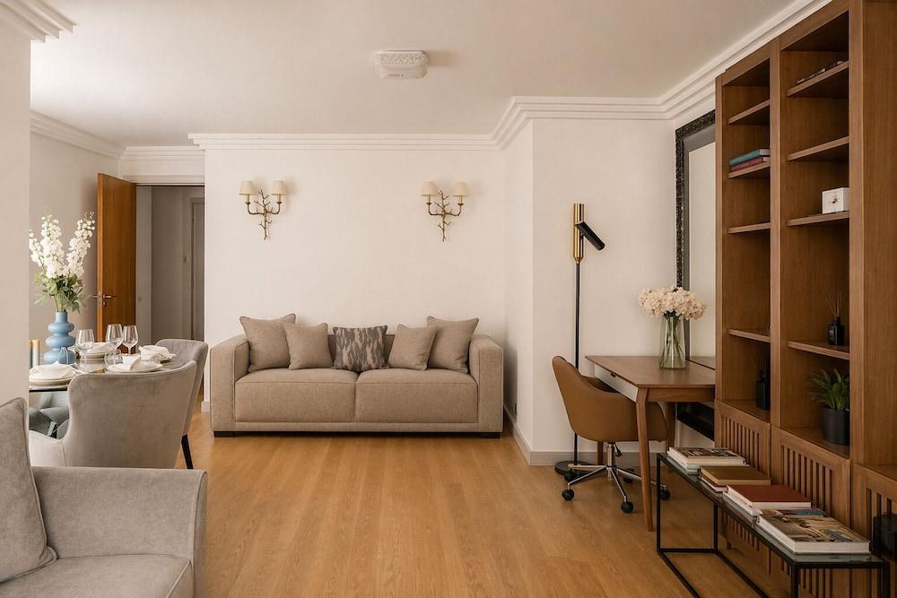 Chic Mayfair Flat with AC & Lift - Tap to explore photos
