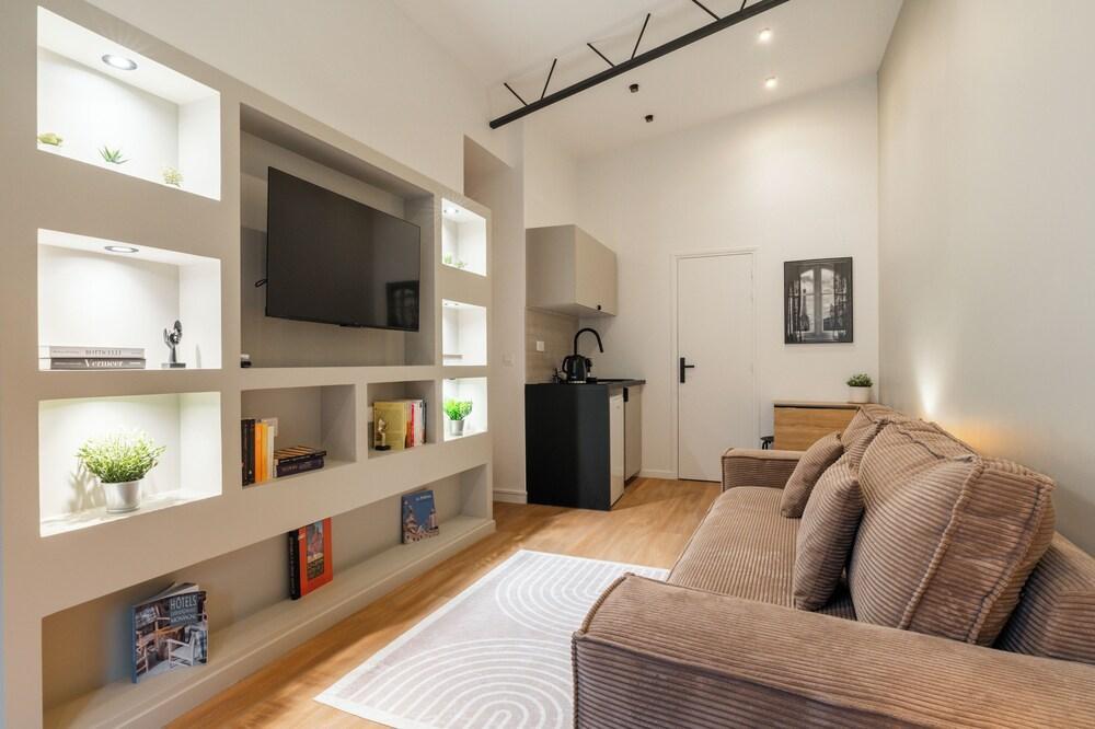 Charming renovated studio - Tap to explore photos