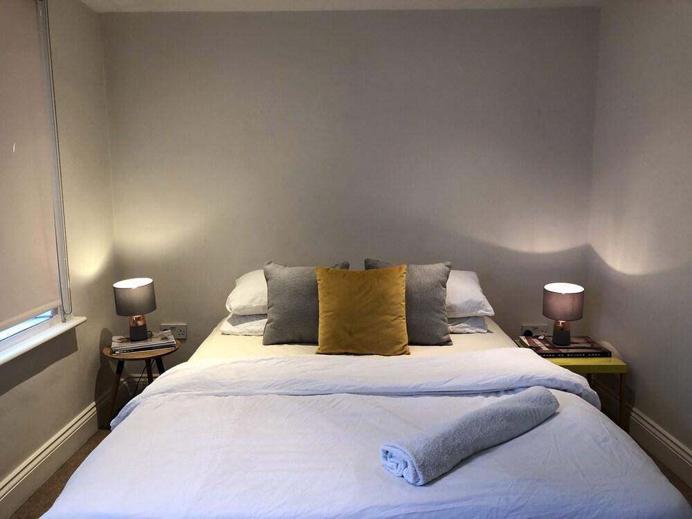 Charming Camden Split level home in Central London