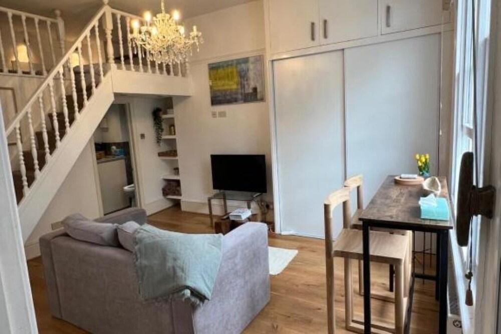 Charming Maisonette Studio Flat in the Heart of Putney - Tap to explore photos
