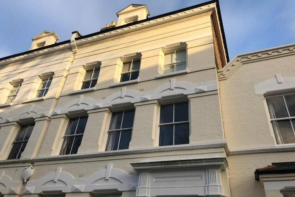 Charming Maisonette Studio Flat in the Heart of Putney