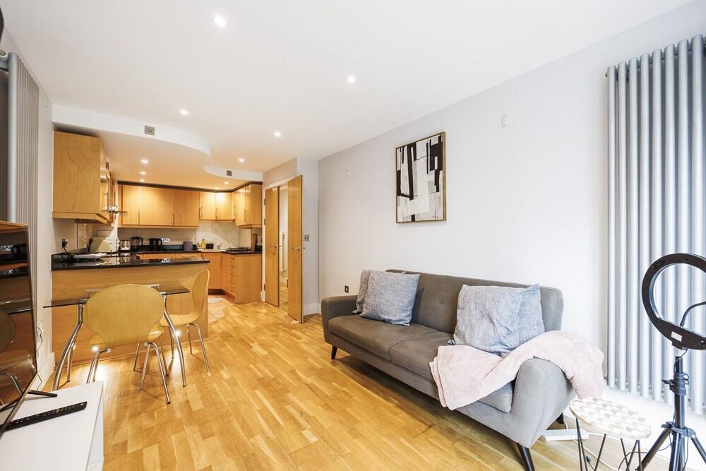 Classy Canary Wharf - Riverside Apartment - Tap to explore photos