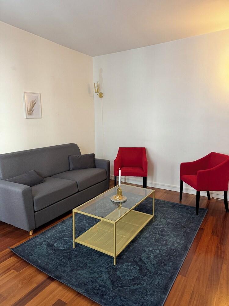 Charming apartment at the Moulin Rouge - Tap to explore photos