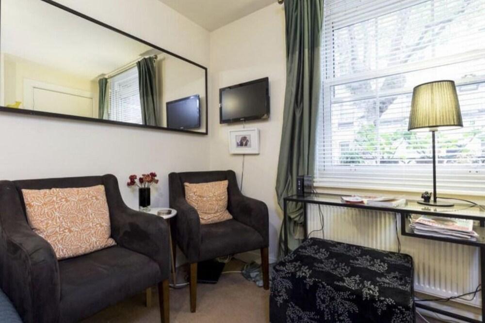 Clean and comfy studio close to Buckingham Palace - Tap to explore photos