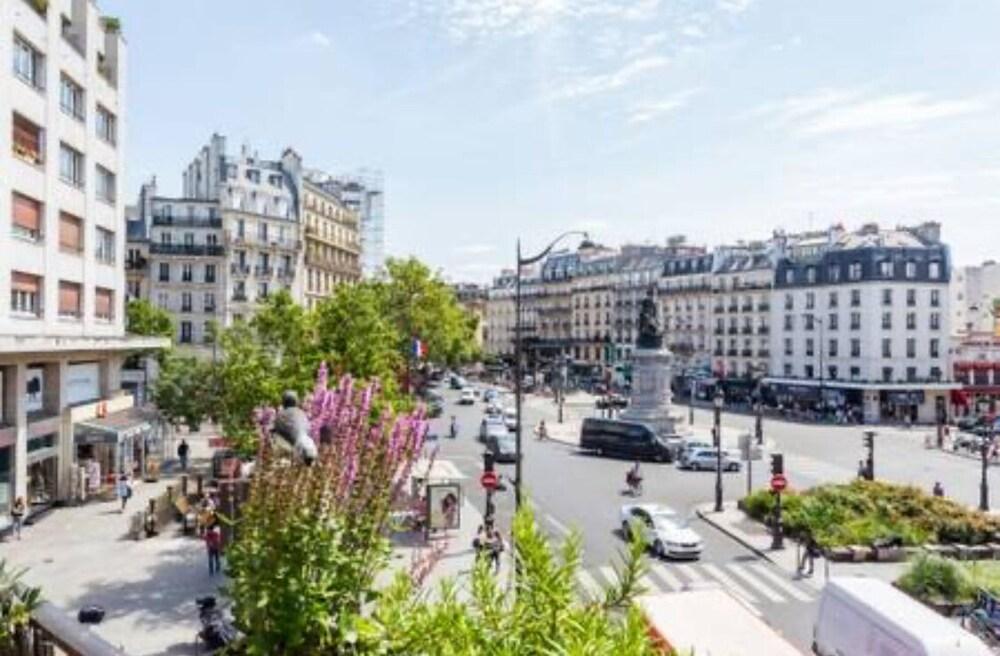 Charming bright apartment with balconies overlooking the city