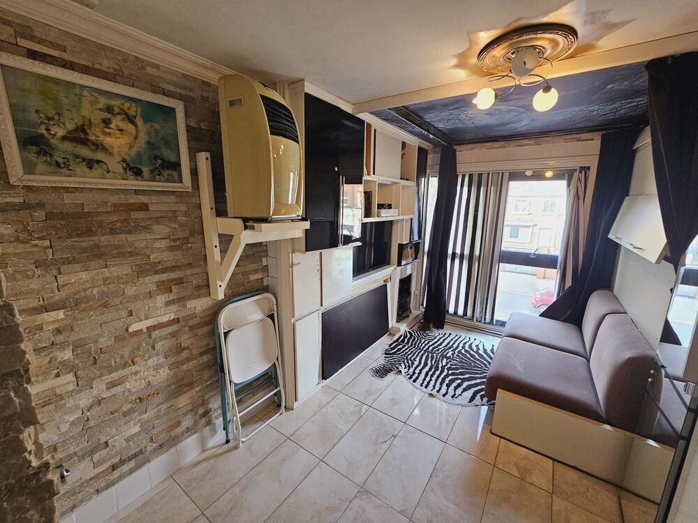 Compact, Beautiful and Cosy studio in London - Tap to explore photos