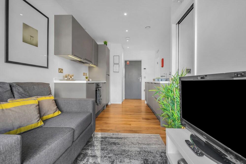 Comfortable One Bedroom Apartment in Camden Road - Tap to explore photos