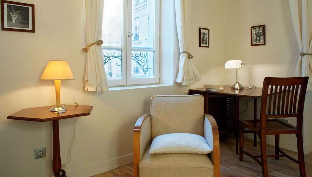 Charming Elegant Warm 1B Flat, 592 Ft, Montmartre - Tap to explore photos