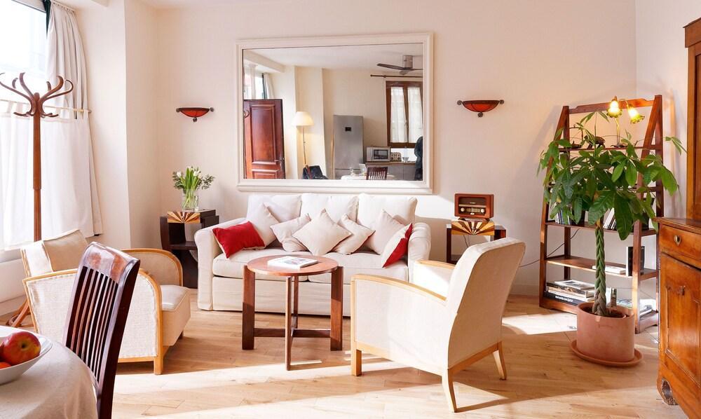 Charming Elegant Warm 1B Flat, 592 Ft, Montmartre - Tap to explore photos