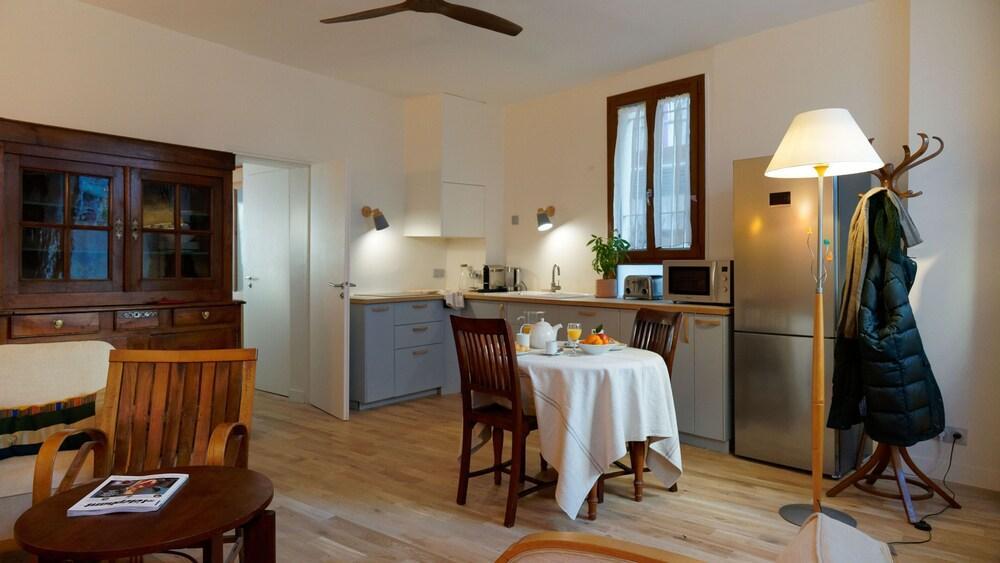 Charming Elegant Warm 1B Flat, 592 Ft, Montmartre