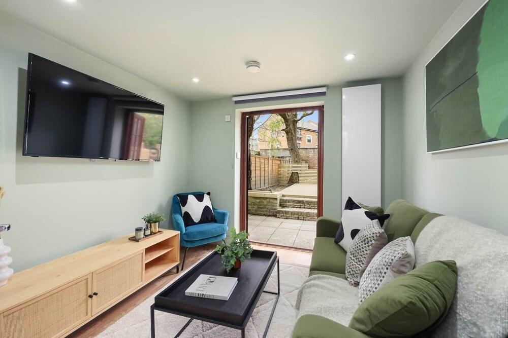 Classy&Stylish 2 bed flat - Tap to explore photos