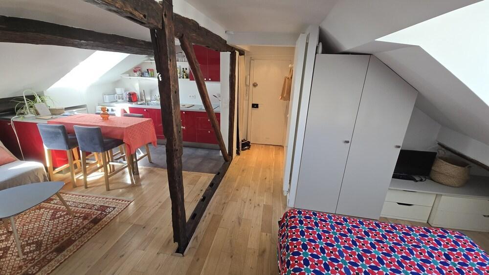 Charming typical studio, Montparnasse