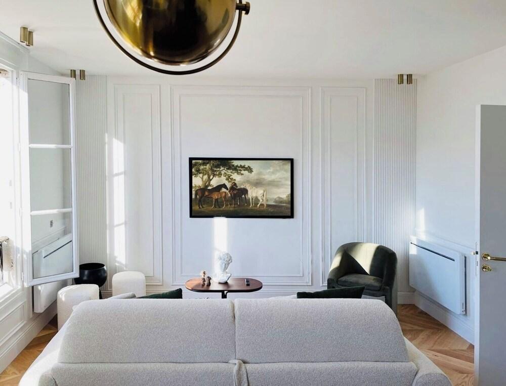 Chic apartment - Tap to explore photos