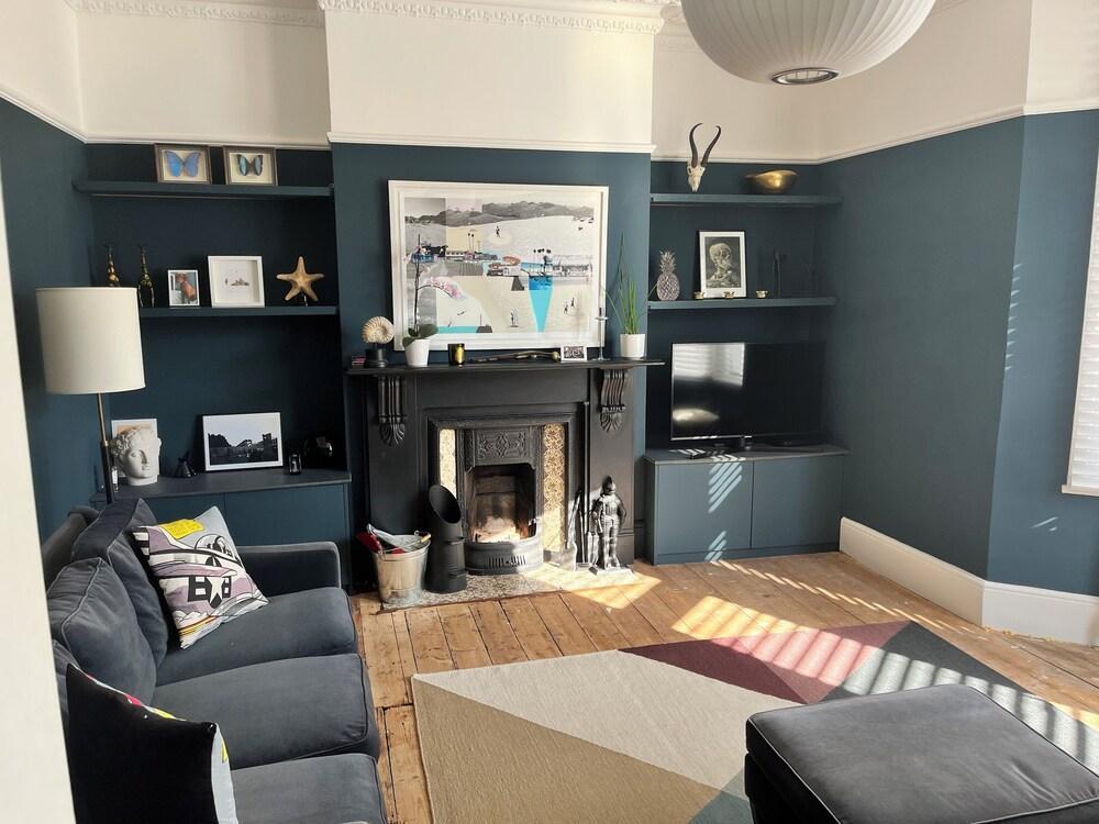 Charming Victorian House in beautiful Chiswick - Tap to explore photos