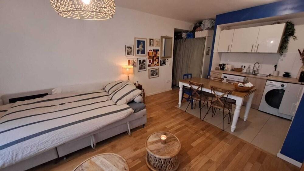 Charming Studio in Montmartre - Tap to explore photos