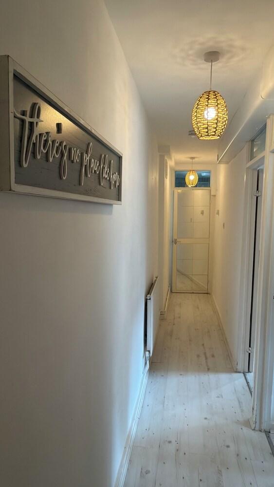 Chic & Cozy Apartment Great Location - Tap to explore photos